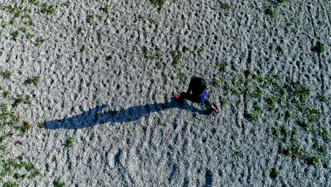 disparo de drones de una joven y atractiva mujer negra haciendo deportes al aire libre