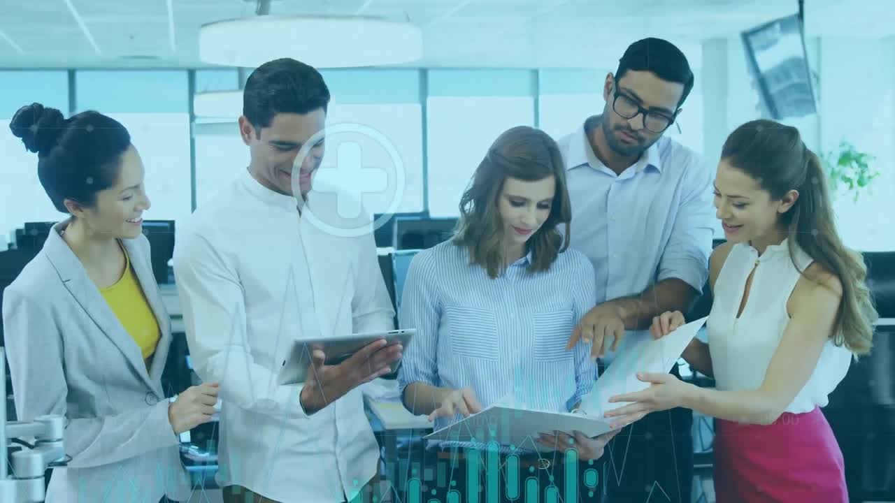 animación de iconos digitales y procesamiento de datos sobre diversos colegas discutiendo juntos en la oficina.