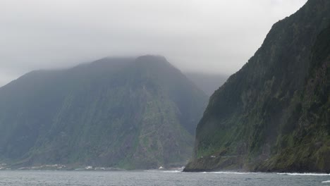 Espectaculares-Acantilados-En-La-Tranquila-Costa-De-Madeira,-Portugal-En-Un-Día-Nublado