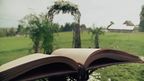 hermoso libro para la boda preparado para la celebración las páginas están revoloteando en el viento en el fondo