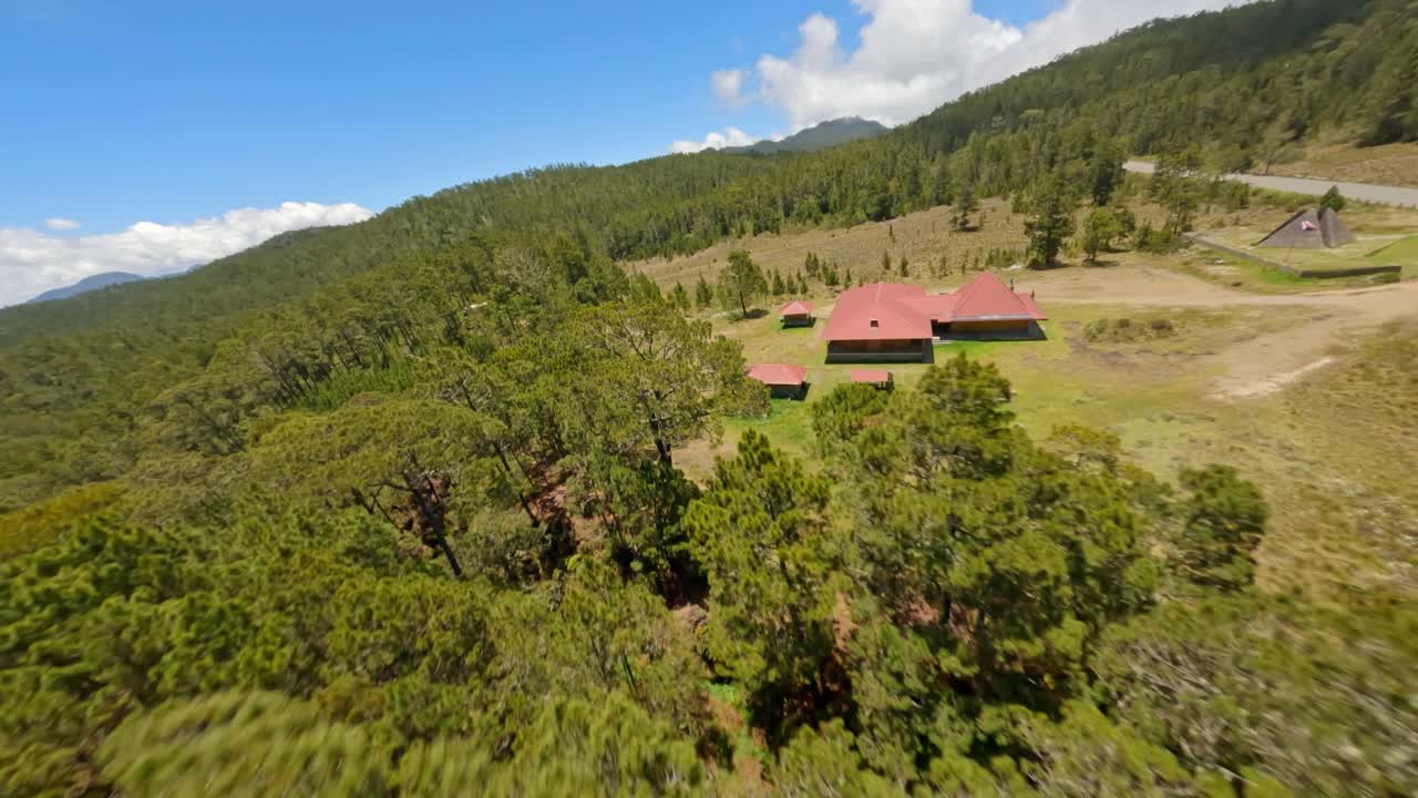 drone fpv pov sobre valle nuevo pirámide y paisaje en república dominicana