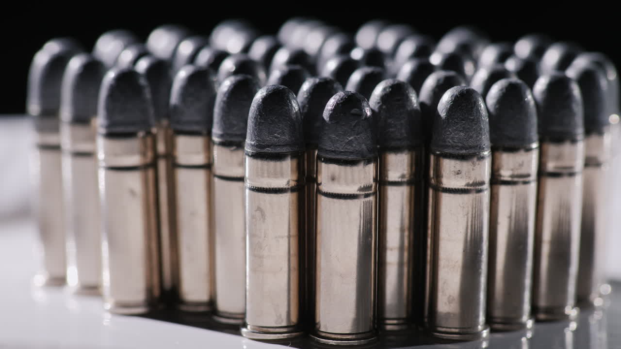 una selección de balas de revólver 04