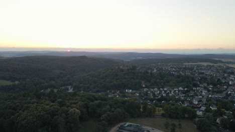 Bogenschuss-Auf-Die-Von-Der-Altstadt-Umgebene-Burg-Braunfels-In-Der-Ferne