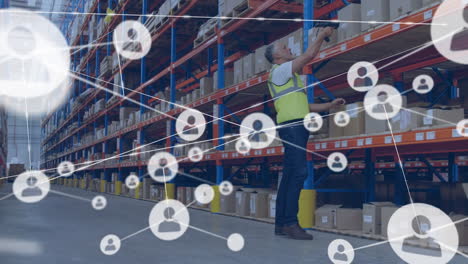 animación de una red de iconos de perfil sobre un trabajador caucásico chequeando el stock en un almacén