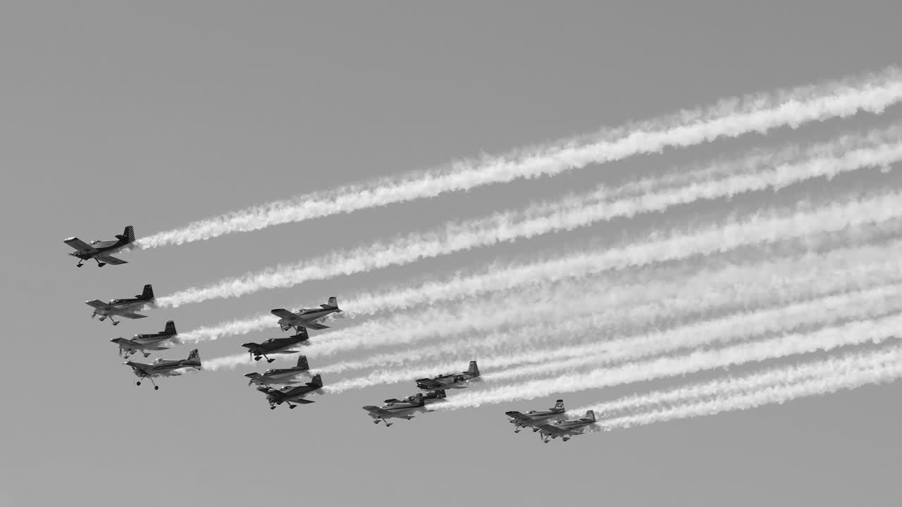 exhibición aérea de aviones en formación con rastros de humo