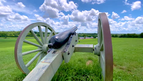 agachado detrás de un cañón de la guerra civil americana