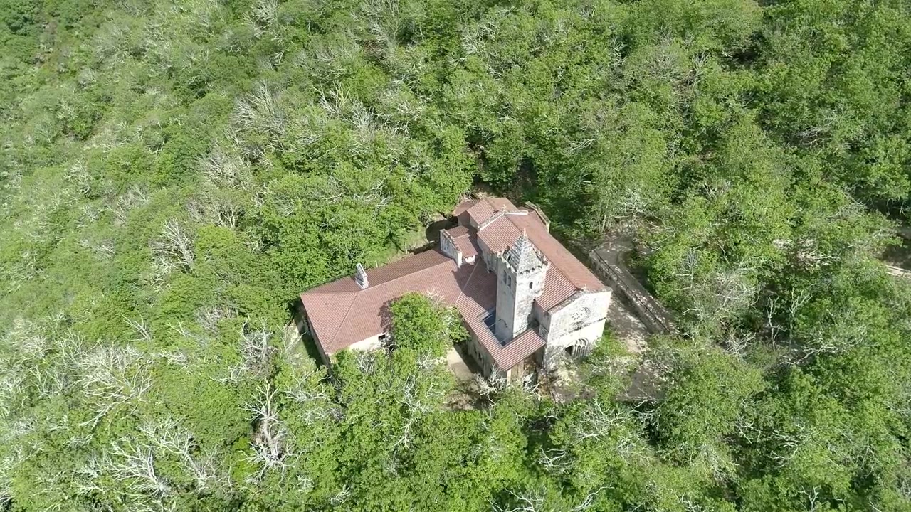 Vista aerea di monastero cattolico nella Ribeira Sacra 3840 x 2160 60fps