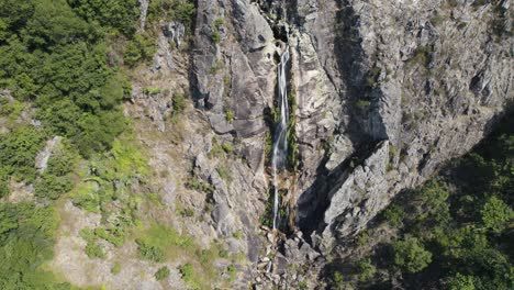 Flecha-De-La-Cascada-De-Mizarela-En-Arouca,-Portugal