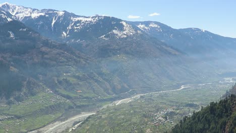 valle de montaña con niebla por la mañana desde un ángulo plano