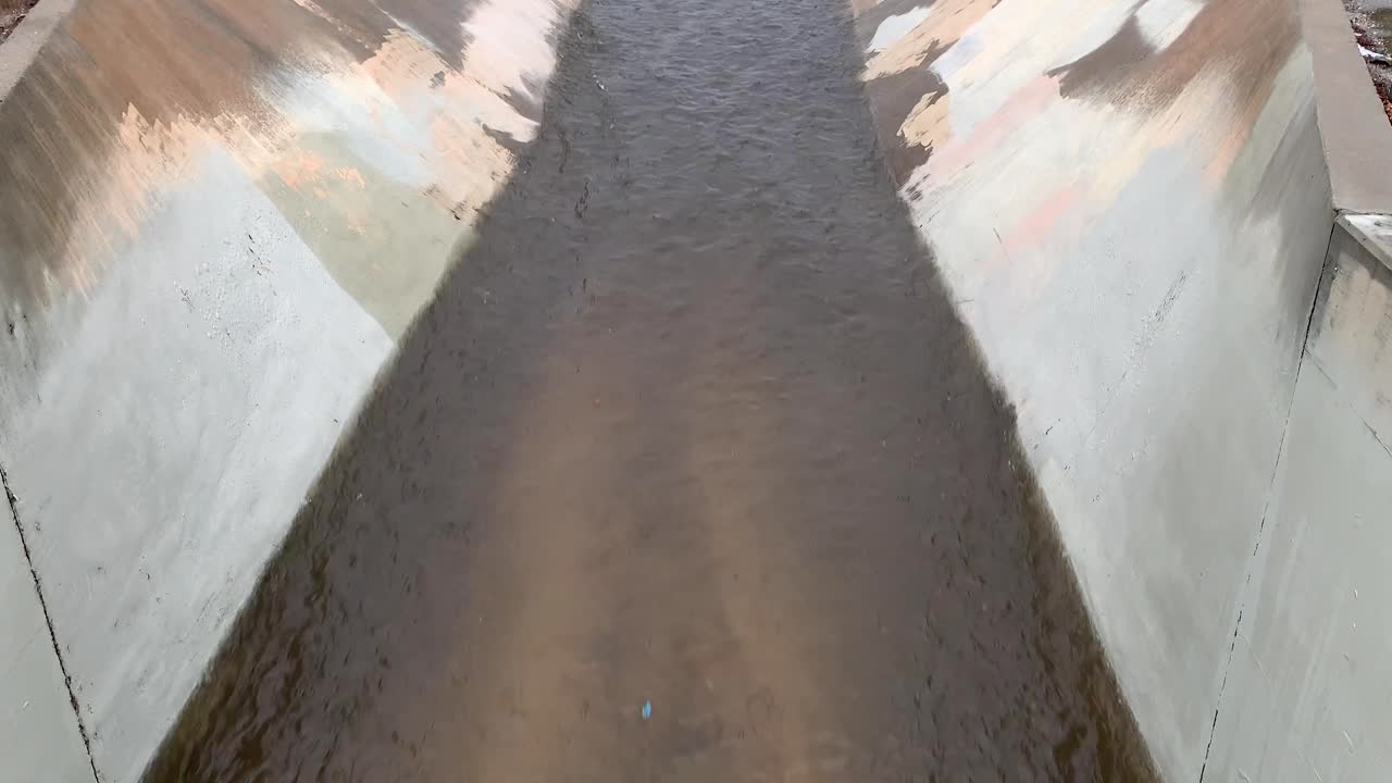 movimiento de inclinación panorámica desde el primer plano del lavado del río la hasta un ángulo abierto que muestra la montaña en el fondo