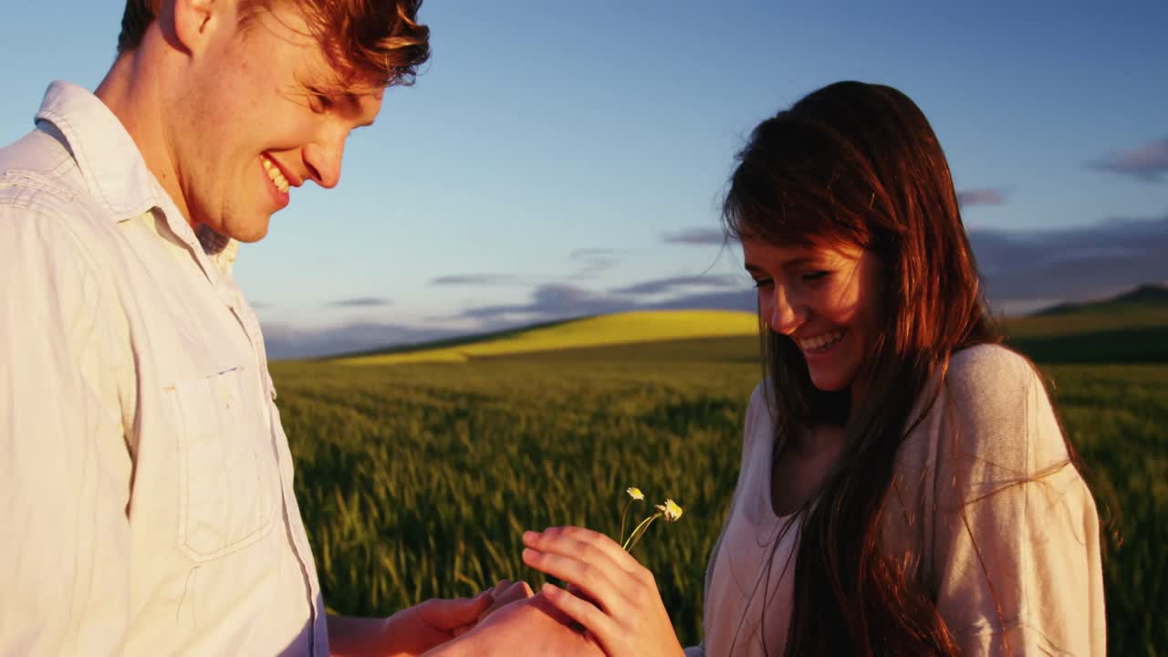 한 남자 가  ⁇  에서 여자 에게 꽃 을 바치고 있다