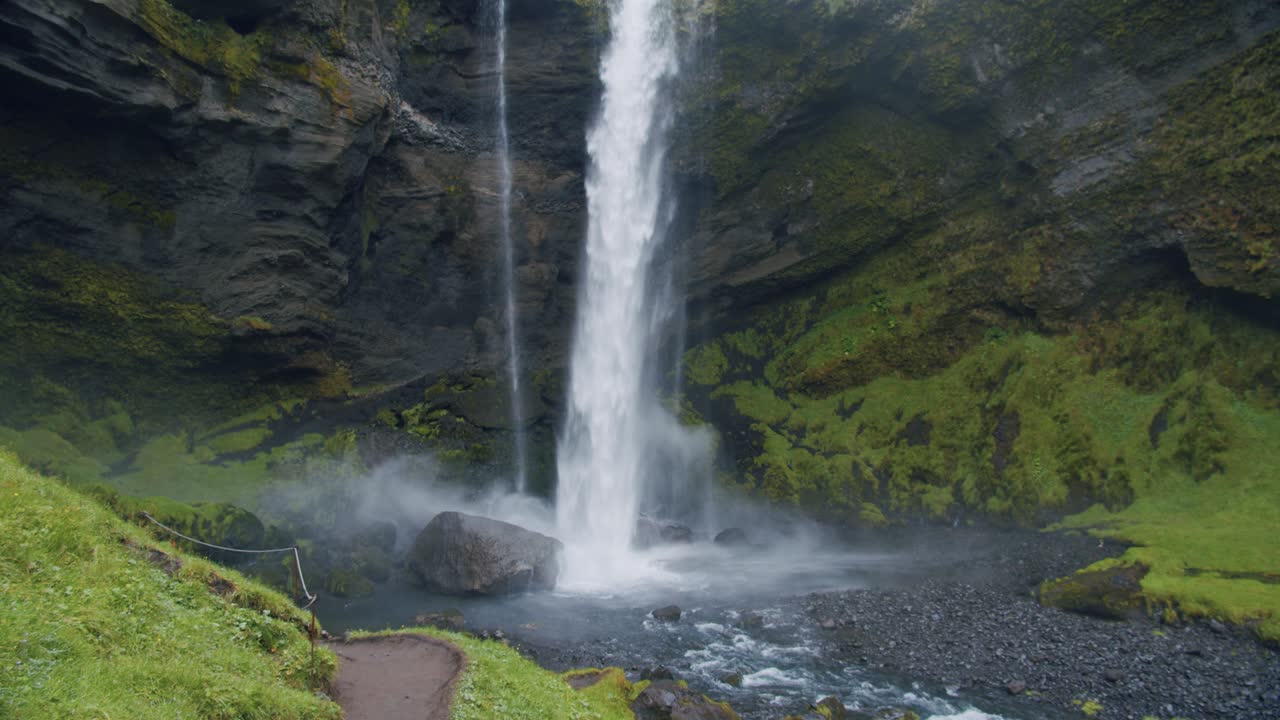 islandia, kvernufoss watterfall golpeando las rocas pedregosas en un barranco aislado. belleza de la naturaleza concepto de fondo.