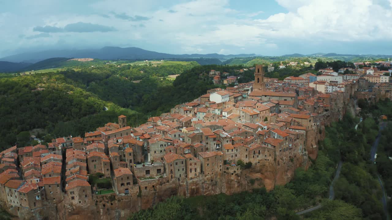 imágenes aéreas de drones de la antigua ciudad medieval pitigliano, una obra maestra de la arquitectura histórica en una roca natural en el idílico paisaje de toscana, italia con árboles verdes y colinas azules alrededor
