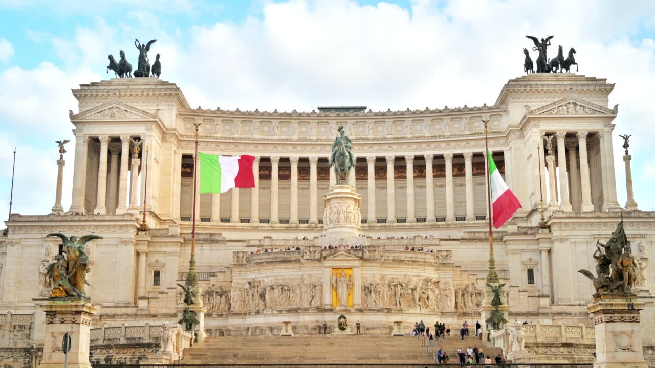 Monumento a Vittorio Emanuele II localizado no centro histórico de Roma, turistas em frente a ele, Itália