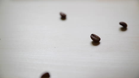 haces de café caídos en el escritorio capturados en cámara lenta