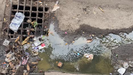 Agua-De-Alcantarillado-Al-Aire-Libre-Que-Fluye-Por-El-Desagüe