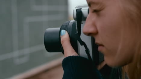 mujer turista tomando fotos usando una cámara retro turismo turista fotografiando aventura de viaje urbano