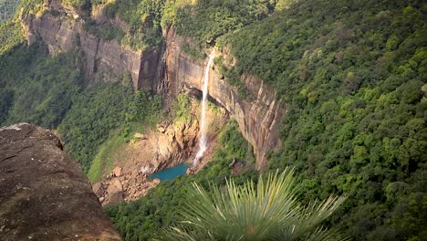 Cascada-Aislada-Que-Cae-Desde-La-Cima-De-La-Montaña-Enclavada-En-Bosques-Verdes-Desde-El-ángulo-Superior-Video-Tomado-En-Las-Cascadas-Nohkalikai-Cherrapunji-Meghalaya-India