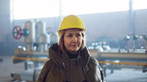 mujer rubia en la fábrica