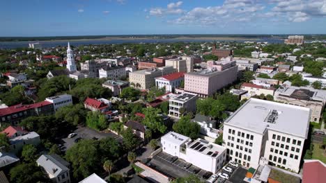 antena charleston sc, charleston carolina del sur con edificios antiguos y nuevos debajo