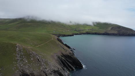 slea head drive cerca de dunmore head dingle peninsula irlanda drone vista aérea