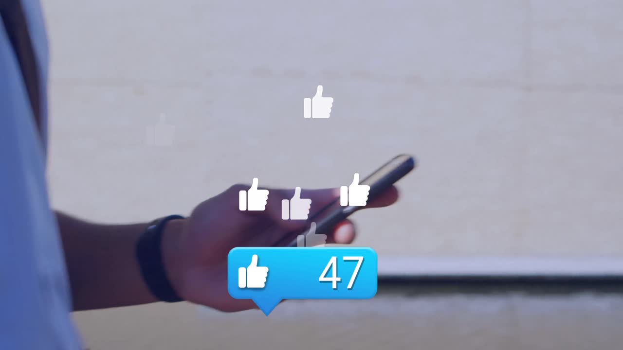 animación de iconos de las redes sociales que caen sobre una persona que usa un teléfono inteligente