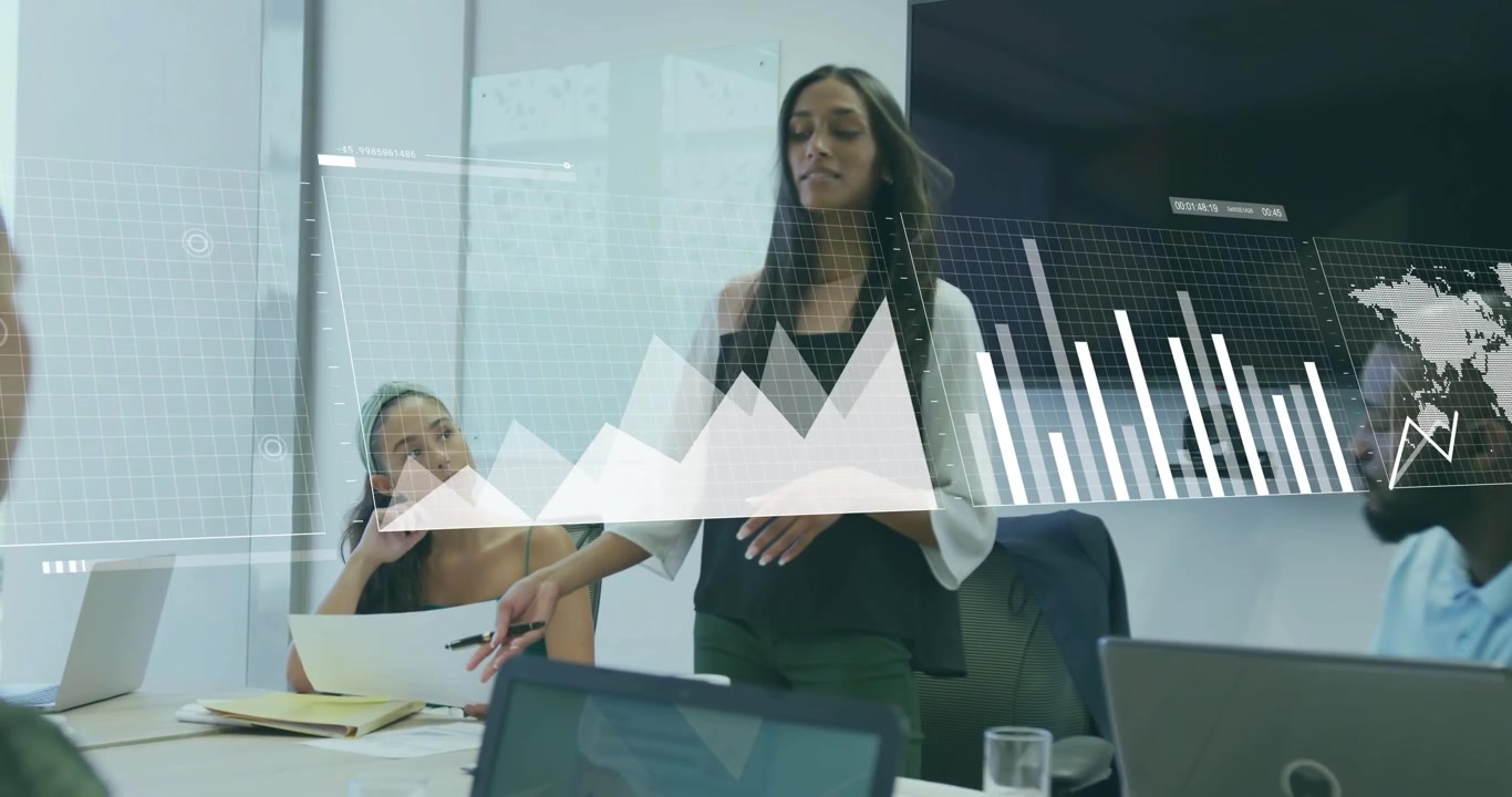 Apresentador levantando as mãos, liderando reunião de negócios, animando gráfico de linha em gráficos e mapa