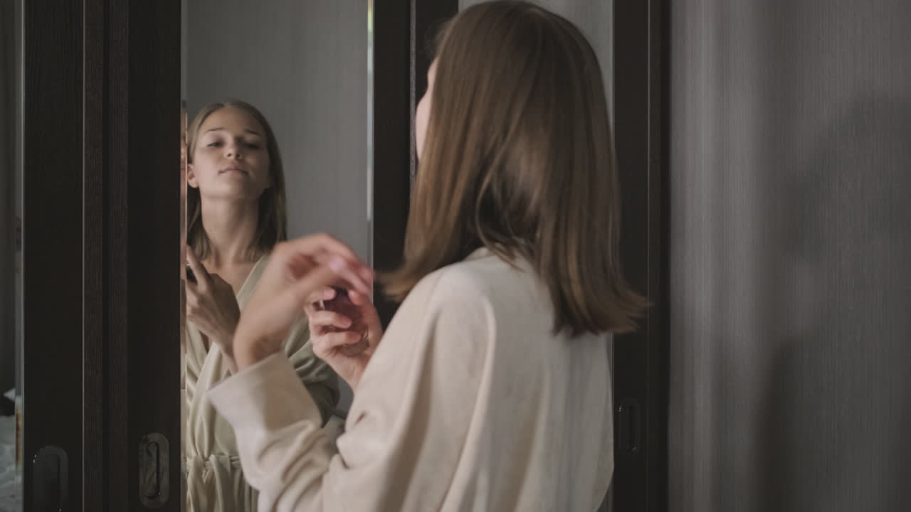 거울 앞에서 준비하는 여자