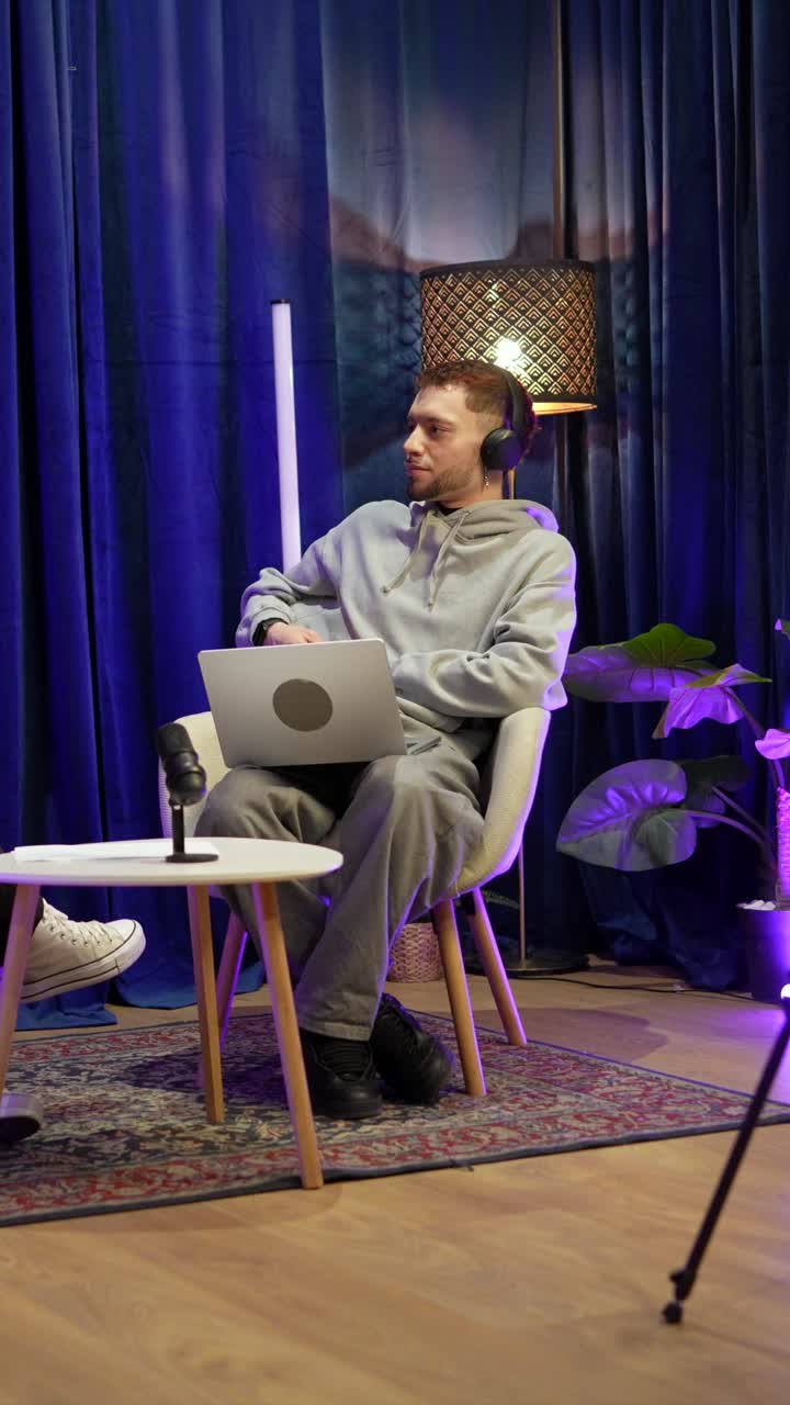 Uomo e donna che registrano un'intervista podcast in uno studio moderno