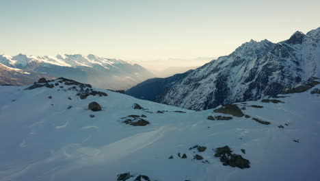 Im-Winter-über-Schneebedeckte-Berge-Fliegen-Und-Ein-Wunderschönes-Tal-Enthüllen