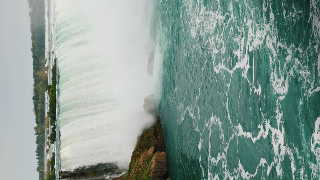 video vertical de 4k: las famosas cataratas del niágara en la frontera de estados unidos y canadá