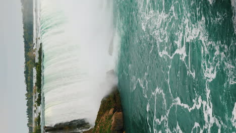 Vertical-4k-Video---The-Famous-Niagara-Falls-On-The-Border-Of-The-Usa-And-Canada