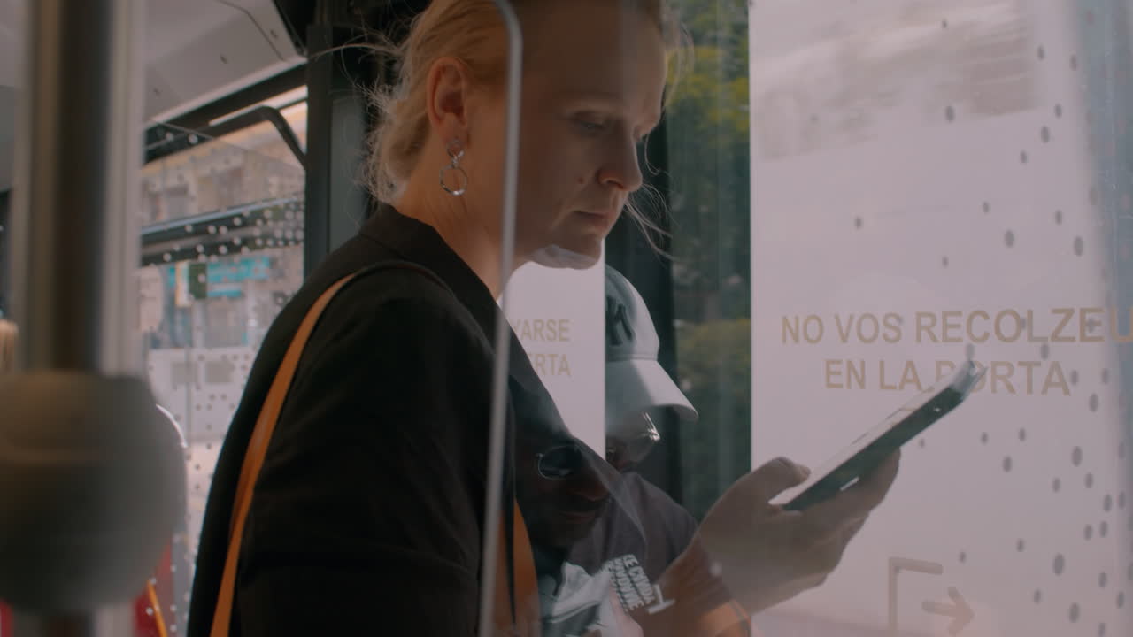 Giovane donna con e-book sull'autobus