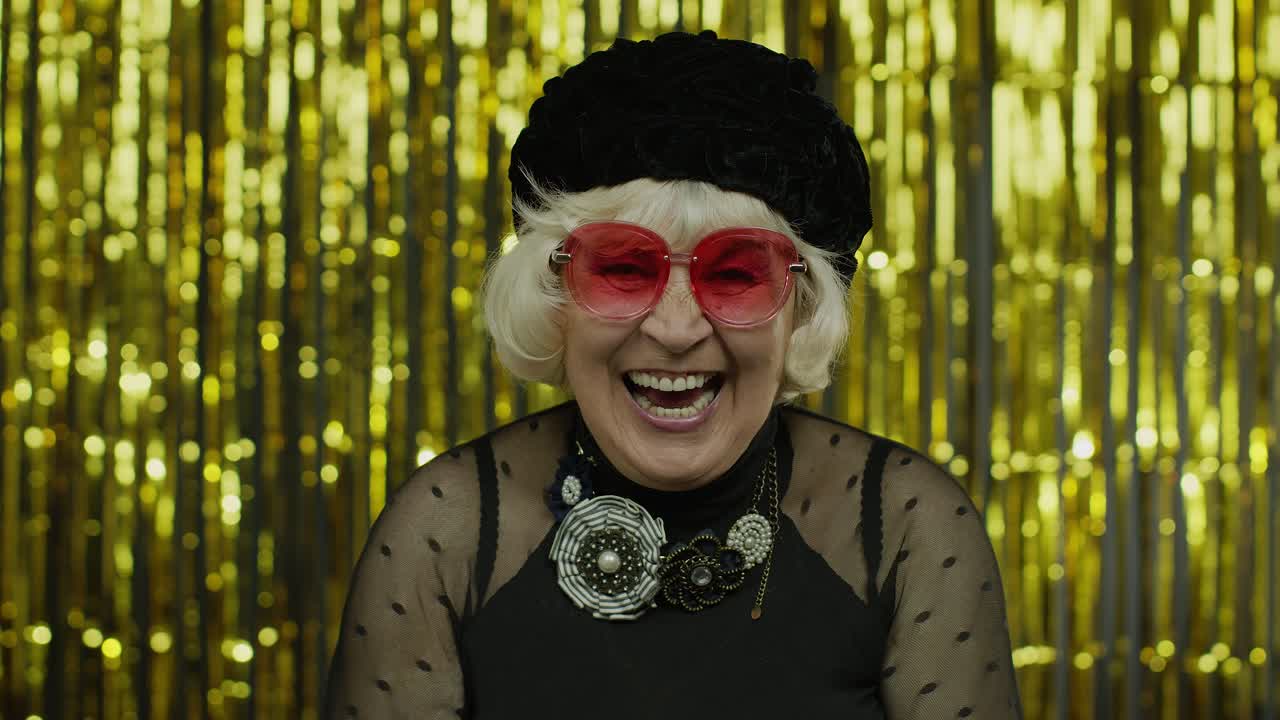 행복한 고령 여성이 농담, 재미있는 농담, 긍정적인 라이프 스타일을 듣고 큰 소리로 웃고 있습니다.