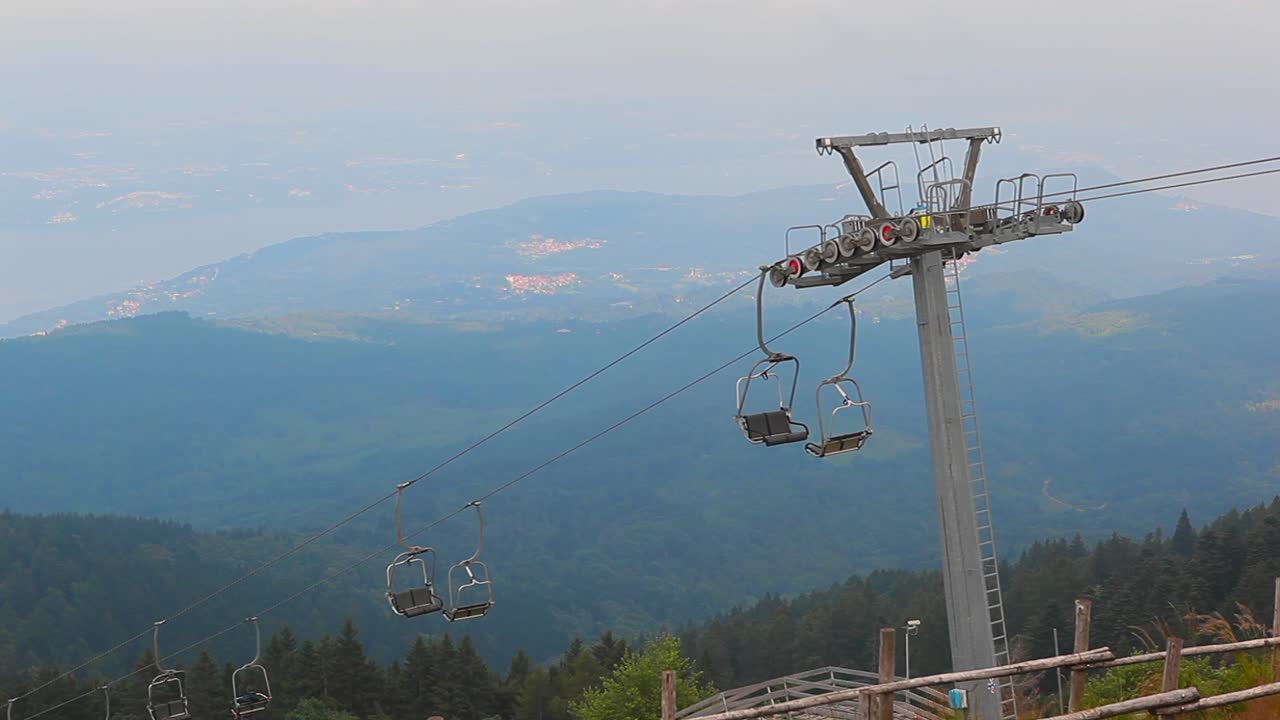 여름에 흐린 날 동안 lago maggiore