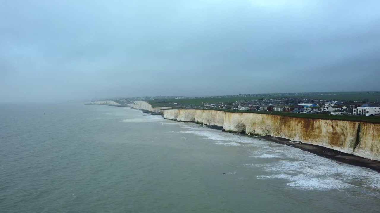 широкоугольный снимок с дрона меловых скал и океана на побережье