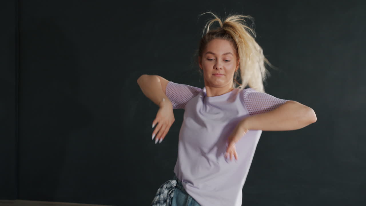 женщина танцует в студии