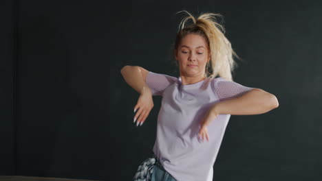 mujer bailando en estudio