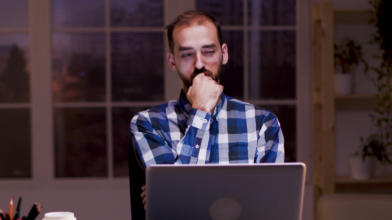 hombre trabajando en la computadora portátil por la noche