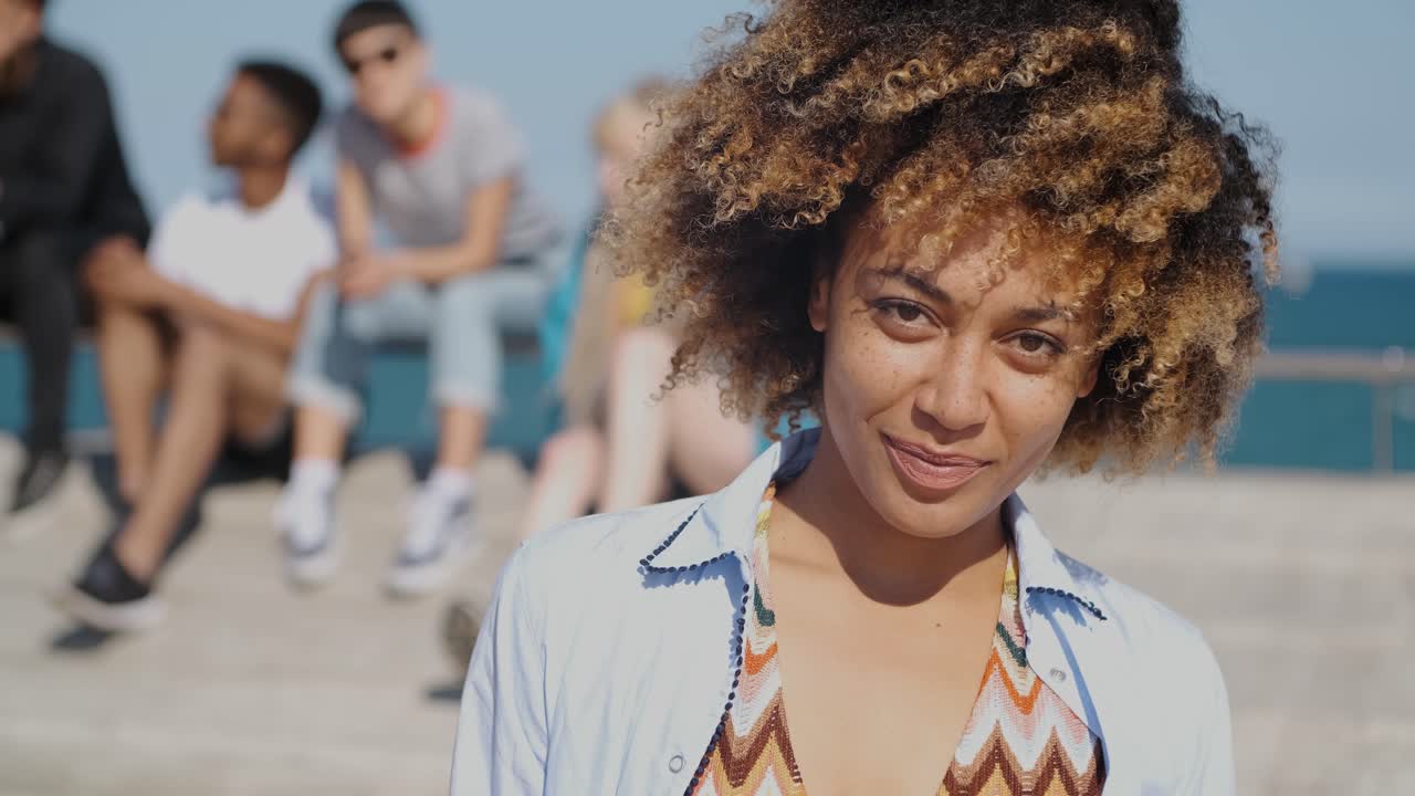 Jovem mulher maravilhosa ao sol