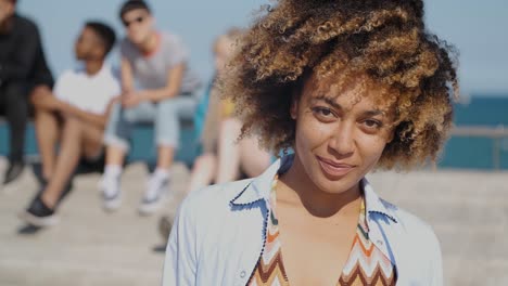 jovem mulher maravilhosa na luz do sol