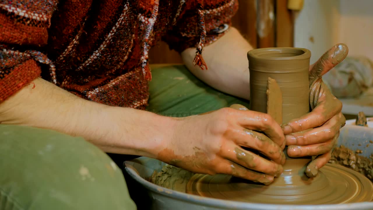 전문 도자기 도자기 작업실에서 특별한 도구로 물병의 부분을 형성하는 도자기