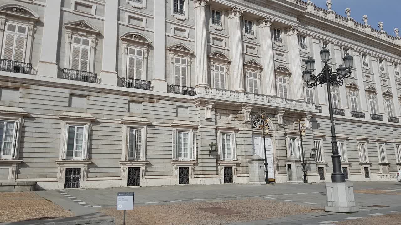 удивительный королевский дворец в мадриде называется паласио реал