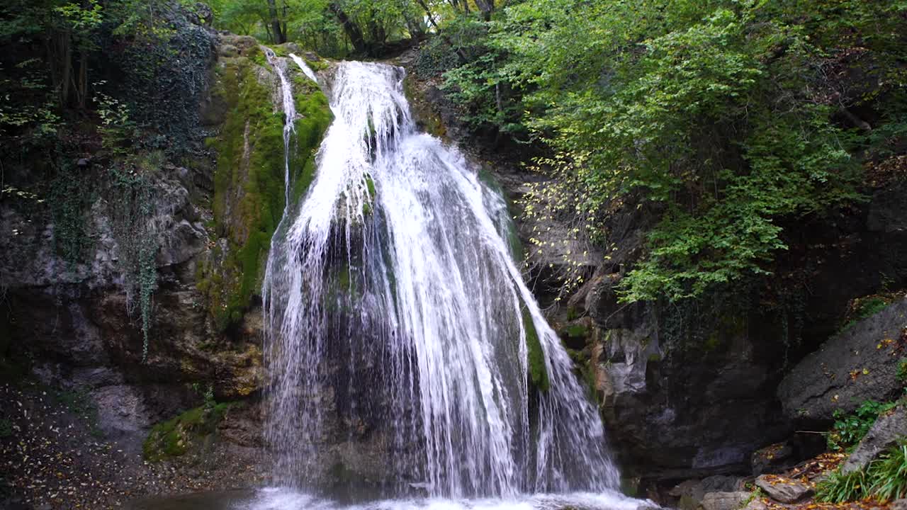 hermosa cascada en un bosque exuberante