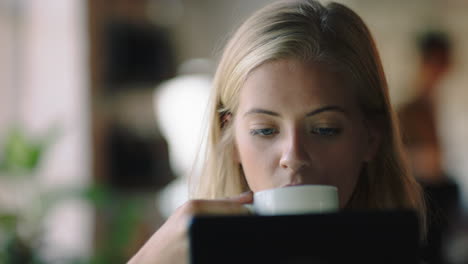 Retrato-De-Una-Hermosa-Mujer-Caucásica-Usando-Una-Tableta-Digital-En-Una-Cafetería-Tomando-Café-Navegando-En-Línea-Leyendo-Mensajes-De-Redes-Sociales-En-Un-Dispositivo-Móvil-Disfrutando-Viendo-Entretenimiento