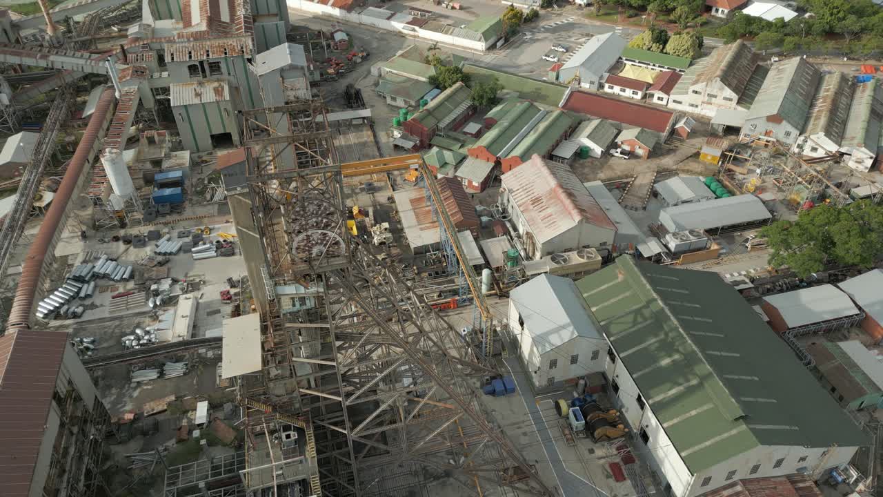poleas y cables en la parte superior de la estructura de la mina de diamantes de cullinan en sudáfrica