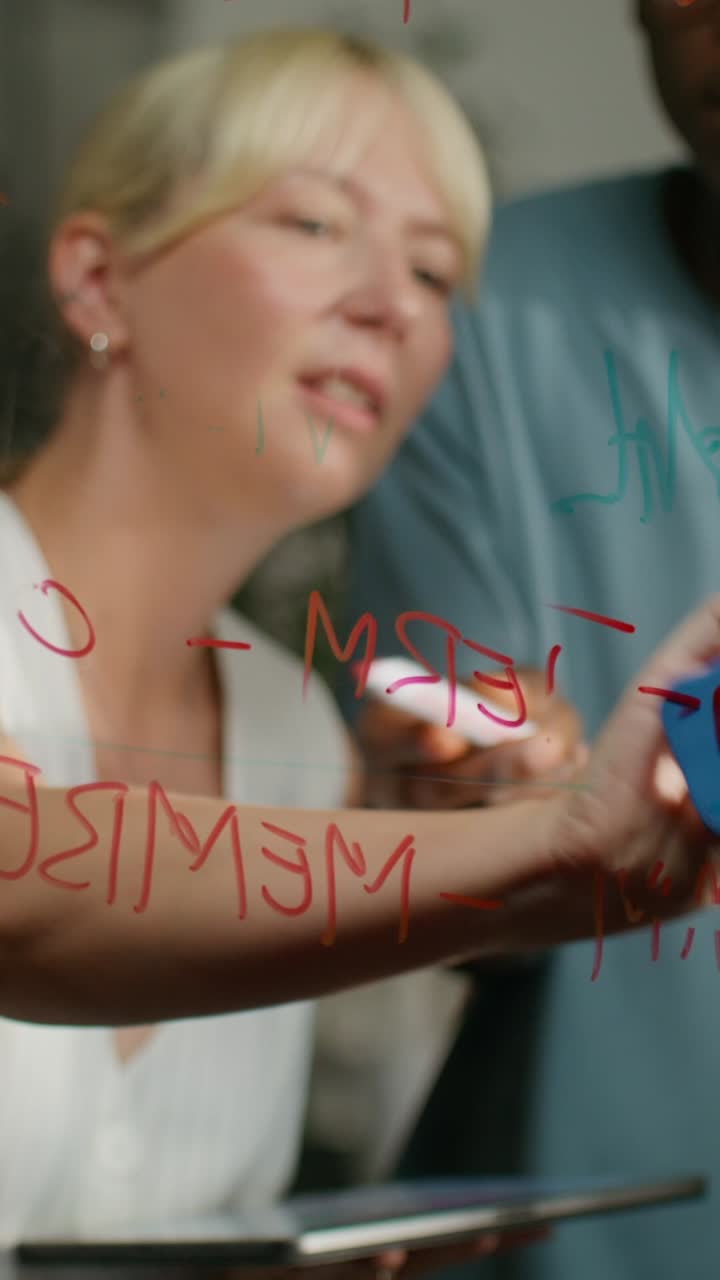 colaboración en equipo en un tablero de vidrio