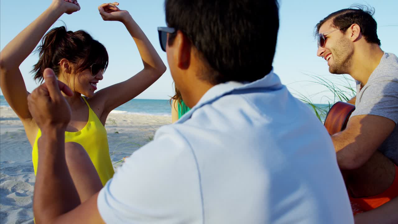 다민족 남녀가 해변 파티를 즐기고 있습니다.