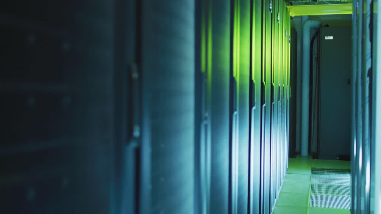 vista de los servidores de computadora en la sala de servidores de negocios