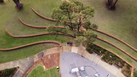 vista aérea sobre el parque infantil vacío al aire libre, vista inclinada hacia abajo